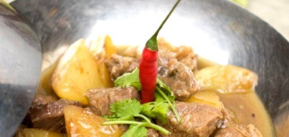 Баранина, тушеная в белом вине с картофелем и маслинами