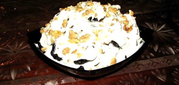 Салат из чернослива с орехами