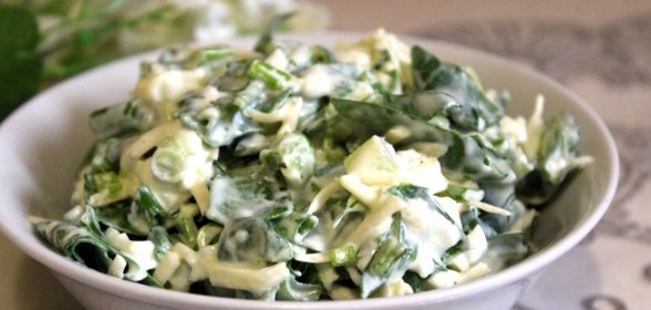 Салат со шпинатом, яйцом и сыром