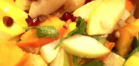 Фруктовый салат с зернами граната и зеленью