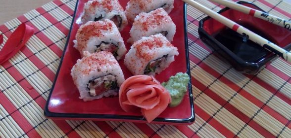 Роллы с осьминогами, томатом и рукколой
