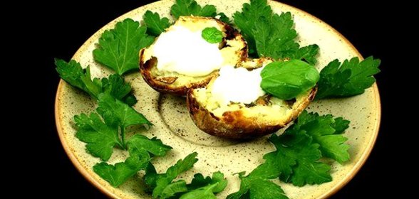 Запеченые половинки картофеля с листьями петрушки