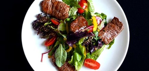 Овощной шеф-салат с говядиной с заправкой из 10 ингредиентов