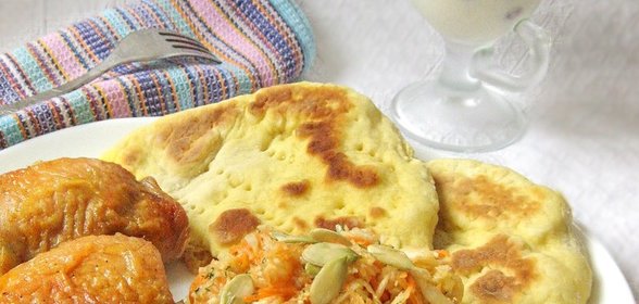 Карамельная курочка с овощами, лепешками и десертом