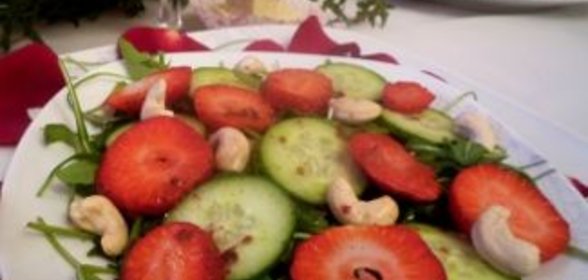 Салат с рукколой и клубникой с заправкой из шампанского