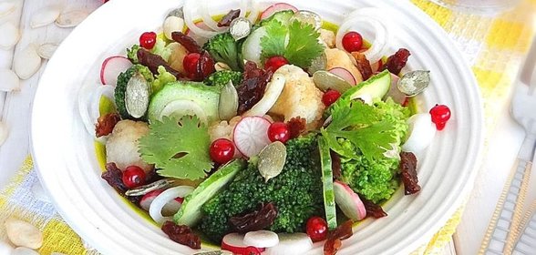 Витаминный салат с брокколи и цветной капустой