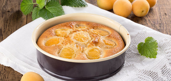 Шарлотка с абрикосами