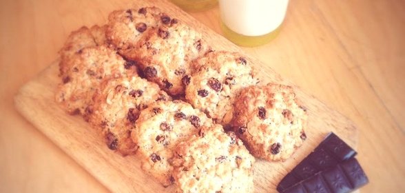 Традиционное овсяное печенье с изюмом и арахисом