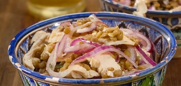 Теплый салат с чечевицей