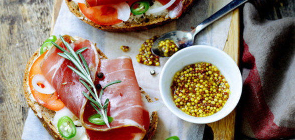 Брускетта с ветчиной, сыром и помидорами