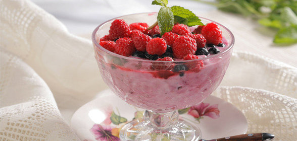 Творожный десерт с ягодами