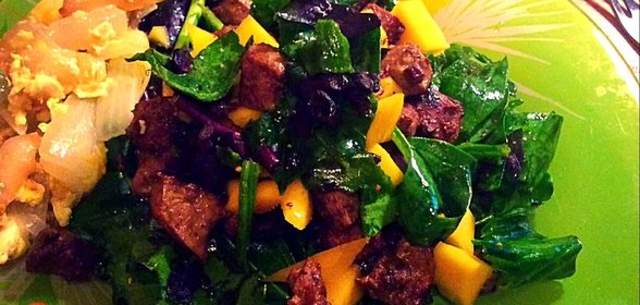 Осенний салат с печенью и манго