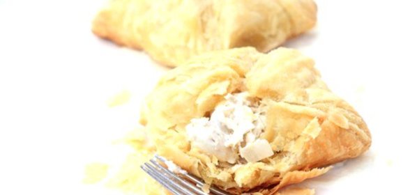 Слоеные пирожки с курицей