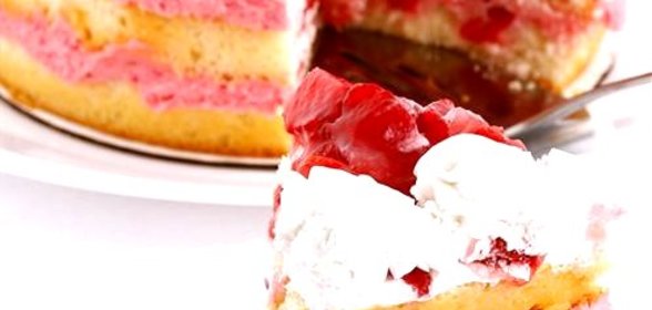 Пирог с клубникой и сливками