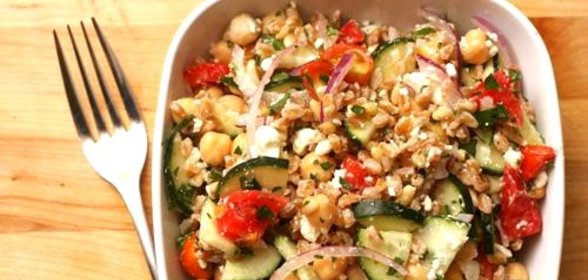 Салат с фарро, овощами и кедровыми орешками