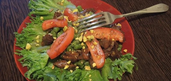 Салат теплый с говядиной и овощами