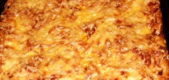 Пицца с колбасами