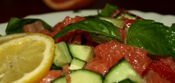 Салат из шпината с семгой, грейпфрутом, огурцами