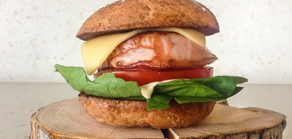 Бургер с вареной колбасой