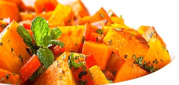 Теплый тыквенный салат с красным перцем и пряностями