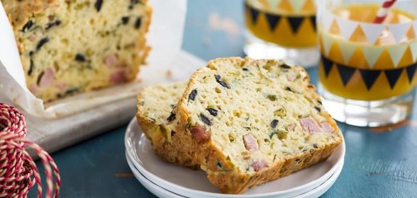 Кекс с оливками, сыром и ветчиной