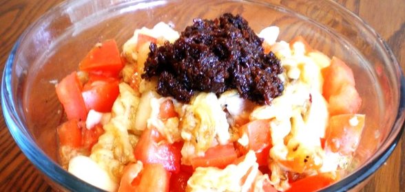 Салат с баклажанами, помидорами и луком