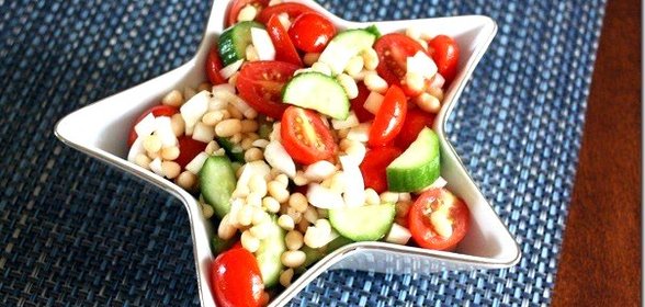Салат с томатами, огурцами и белой фасолью