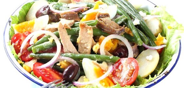 Салат нисуаз со свежим тунцом, каперсами и анчоусами