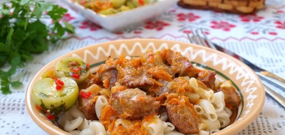 Говядина в сливочном соусе с луком и морковью