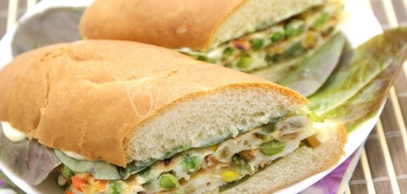 Бутерброд с овощами и омлетом