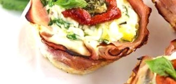 Тарталетки с луком, ветчиной и сырным соусом