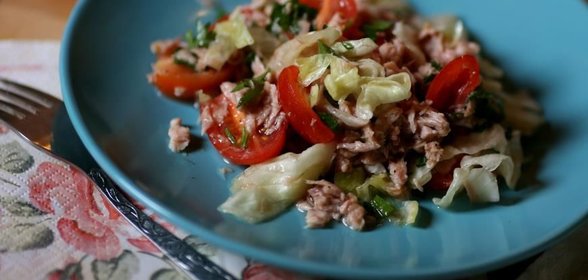 Невероятно сочный салат с тунцом