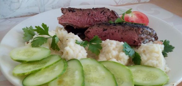 Стейк из баранины прожарки medium rare с пюре из сельдерея