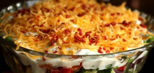 Новогодний слоеный салат