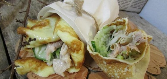 Роллы из яичных блинчиков с курицей и салатом