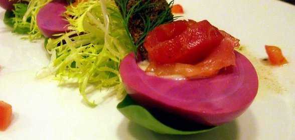 Закуска из яиц с айоли и слабосоленой семгой