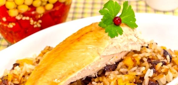 Курица, фаршированная рисом и сухофруктами