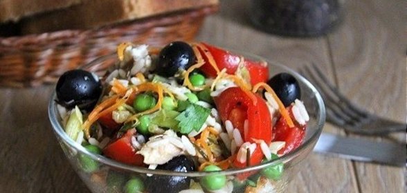 Теплый салат из риса Актавика mix и копченой рыбы