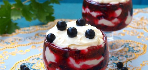 Творожный десерт с чёрной смородиной