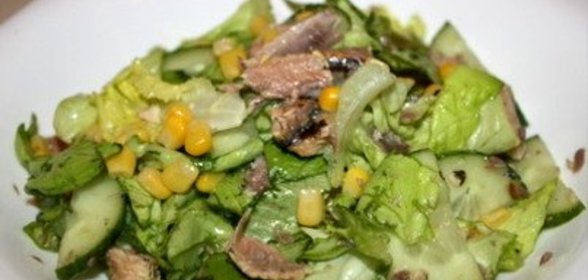 Салат с тунцом и маринованными огурцами