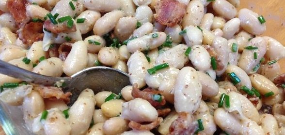 Фасолевый салат с беконом и зеленым луком