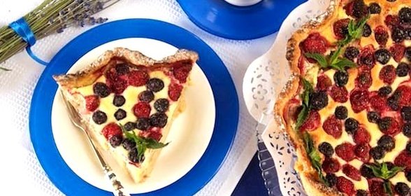 Открытый пирог из голубики и клубники