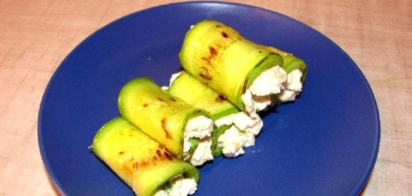 Кабачковые рулетики с пряным сыром