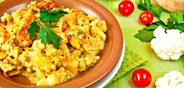 Сабджи со сметаной и зелёным горошком