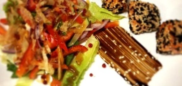 Теплый салат с лососем и соусом унаги