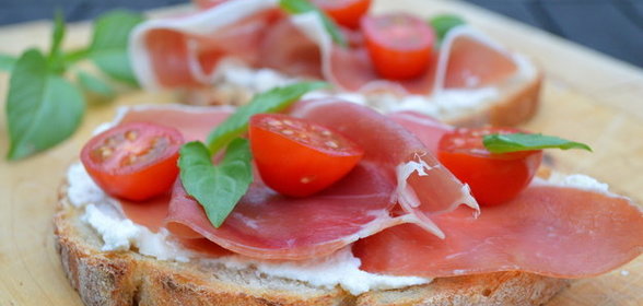 Брускетта с рикоттой, пармской ветчиной и помидорами черри