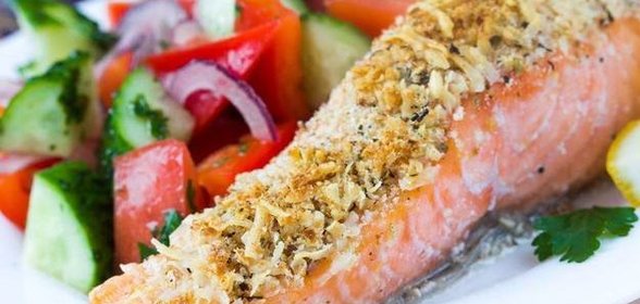 Лосось с хлебными крошками и шпинатом