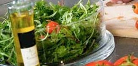 Салат с рукколой, помидорами черри и кедровыми орешками