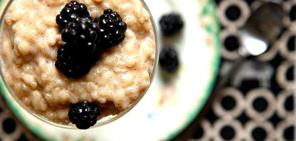 Рисовый пудинг с ежевикой