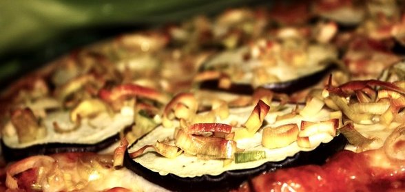 Пицца с баклажанами и фаршем